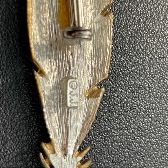 Vintage JJ Jonette Jewelry Feather Brooch Pin Gold Tone Metal Signed - Picture 3 of 3